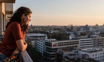 Balcon en ville : 7 astuces pour atténuer le bruit.