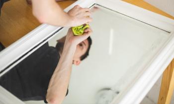 Peignez le cadre de votre miroir pour lui donner un nouveau style.