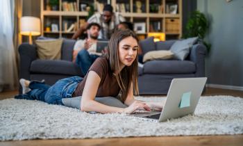 Jeune-femme-verifie-qu-elle-a droit-de-demander-la-garantie-visale-pour-une-colocation