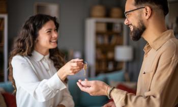 Échanger définitivement son logement permet d’obtenir des frais de notaires réduits. © Getty Images - draganab