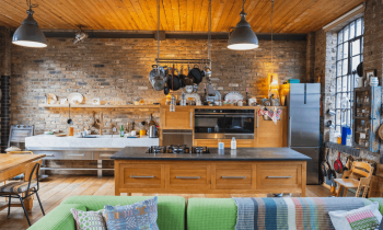 Les biens atypiques font des adeptes, notamment les lofts réhabilités qui offrent des volumes et des matériaux uniques. © JohnnyGreig - Getty images