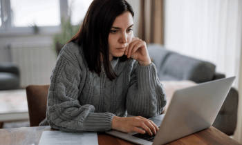 Il est nécessaire d'être stratégique lorsque l'on recherche un logement en percevant le RSA. © damircudic - Getty images