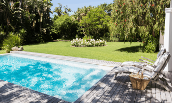 Le financement de votre piscine est un sujet qui doit attirer votre attention pour mener à bien votre projet. © Astronaut Images - Getty images