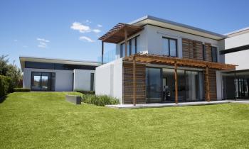 Vue sur une belle villa avec terrain 
