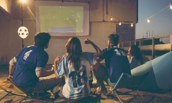Soirée foot : les erreurs à ne pas commettre avec une télé au jardin