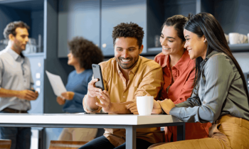 Le coliving implique généralement divers services, à commencer par des lieux de regroupement tels qu'une salle de coworking. © andresr - Getty images