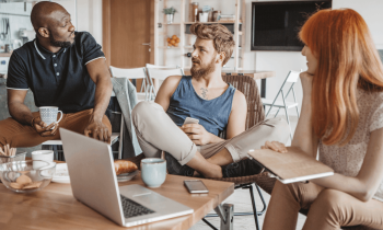 Il est préférable d'interroger les candidats sur leur mode de vie afin d'assurer une colocation pérenne. © svetikd - Getty images