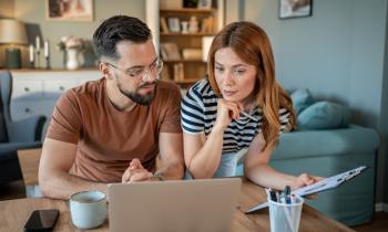Couple utilisant un comparateur de crédit immobilier en ligne. 