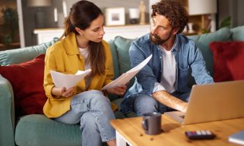 Couple fait le point sur ses finances.