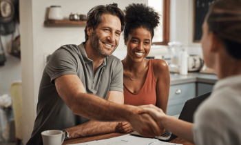 Une offre d’achat écrite et signée engage juridiquement l’acheteur. © PeopleImages - Getty images