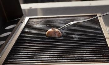 Les 5 méthodes pour nettoyer un barbecue sans frotter