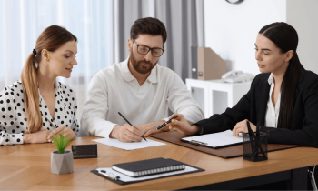 Comptez au minimum 6 semaines entre la signature de la promesse de vente et celle de l'acte de vente. © Liudmila Chernetska - Getty images