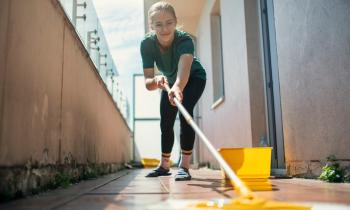 Comment nettoyer son balcon sans conflit avec les voisins ?
