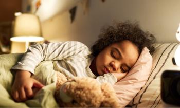 Fortes chaleurs : 7 astuces pour rafraîchir la chambre de votre enfant sans clim.