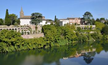 Vue sur le village de l'Isle-sur-Tarn en France