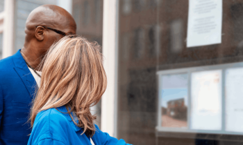 Avant de résilier le mandat exclusif, prenez le temps de discuter avec l'agent immobilier au sujet de votre bien, du prix et de la stratégie mise en place. © Iryna Melnyk - Getty images