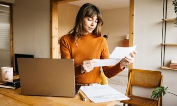 Femme rassemblant des documents administratifs.