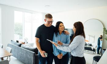 Visite d'un logement lors d'une vente entre particuliers.