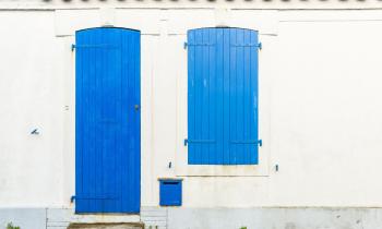 Petite maison aux volets bleus.