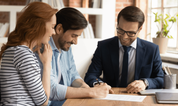 Pour un bien dans l'ancien, les frais de notaire varient entre 6 et 8 % de la valeur du bien vendu (dans le neuf, ils sont de 2 à 3 %). © fizkes - Getty images