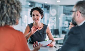 Un homme et une femme signent un contrat chez le notaire