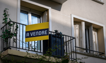 Le vendeur peut se charger de payer les frais de notaire ; il s'agit d'une dérogation à la règle qui doit apparaître dès l'avant-contrat. © HJBC - Getty images