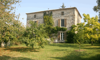 Pour la vente d'une maison, il est possible d'ajouter une clause de non-garantie de surface. © Ouchman - Getty images