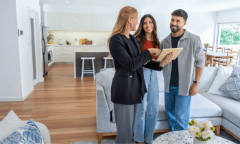 Prenez connaissance des différentes étapes pour vendre votre logement vite et bien. © courtneyk - Getty images