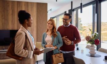 Couple d'acheteurs avec un agent immobilier. 