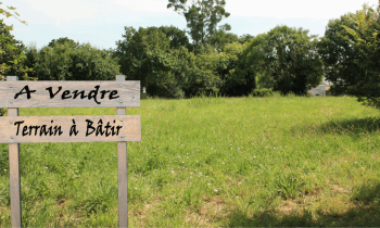 Acheter un terrain à diviser est une option intéressante lorsque l'on a un projet de construction ou d'investissement. © nobtis - Getty images