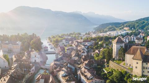 L'offre de logements n'arrive pas à suivre la forte hausse de la demande que connaît Annecy. © Song_about_summer L’attractivité d’Annecy ne faiblit pas malgré l’absence de la clientèle internationale