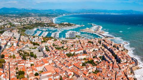 La ville d’Antibes Juan-les-Pins fait partie des communes des Alpes-Maritimes les plus appréciées par les acquéreurs. © Saiko3p – Shutterstock « Les acquéreurs acceptent de sortir du centre-ville d’Antibes Juan-les-Pins »