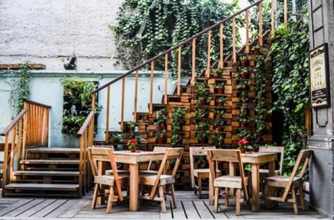 Un bar mexicain totalement aménagé avec des palettes de bois