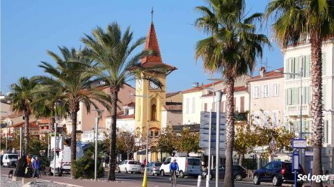 La vue depuis les collines de Cagnes-sur-Mer séduit les acheteurs. © Carsten Schnoor - Shutterstock « A Cagnes-sur-Mer, le quartier Cros de Cagnes est idéal pour investir en locatif »