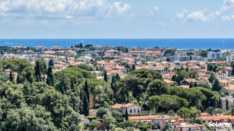 Cagnes-sur-Mer possède tous les avantages de la Côte d’Azur tout en conservant une dimension de ville à taille humaine. © Kiev.Victor – Shuterstock « À Cagnes-sur-Mer, l’immobilier est à l’arrêt, faute de biens à vendre »