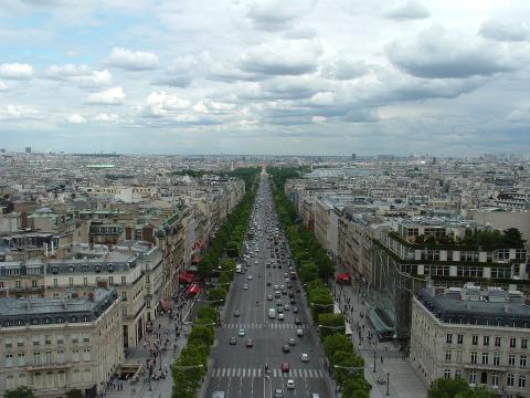 Champs Elysées, l'avenue commerçante la plus chère d'Europe