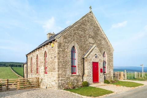 Une ancienne chapelle anglaise entièrement transformée en loft luxueux