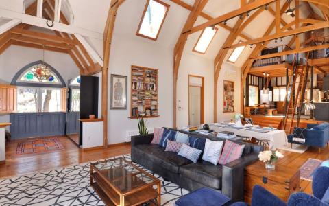 Une magnifique chapelle transformée en loft