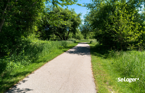 Un chemin rural voisin va être vendu par votre commune. Devez-vous en être informé ?