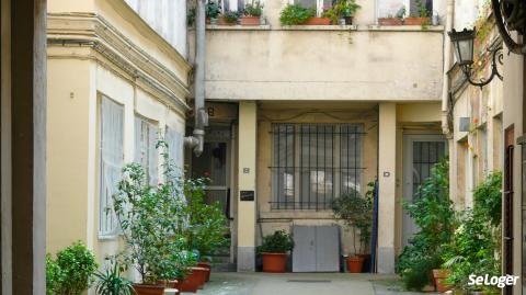 Peut-on - légalement - attribuer aux habitants d'un immeuble en copropriété des créneaux horaires d'accès aux parties communes ? ©Bruno Bleu Confinement : est-il légal de faire des roulements entre copropriétaires pour accéder aux parties communes ?