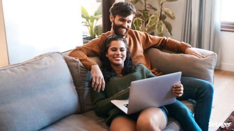 Trouvez tous les outils et les conseils nécessaires à la concrétisation de votre projet depuis chez vous. © PeopleImages Dans le contexte actuel, utilisez des outils en ligne pour avancer dans votre projet immobilier