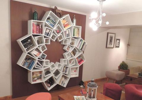Une étagère en forme de rosace. Pas très pratique mais super classe ! © apartmenttherapy.com 15 étagères originales qui rendront votre intérieur unique !