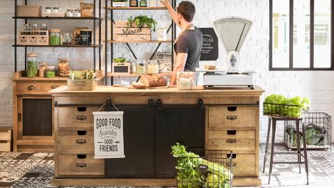 Votre cuisine peut prendre des allures de marché, avec des étals et des bocaux laissant apparaître vos aliments de façon élégante et raffinée. © Maisons du Monde Apportez fraîcheur et vintage dans votre logement avec la déco green market