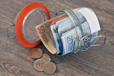 Placer ses économies dans un bocal n'a jamais rien rapporté... © Richard Villalon Les Français placent leurs économies dans un Plan d'épargne logement
