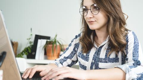 Signer un compromis de vente à distance, c’est possible ! ©Betul Aktas - Photo non contractuelle Céline : « Le confinement ne m’empêche pas d’acheter ma maison ! »