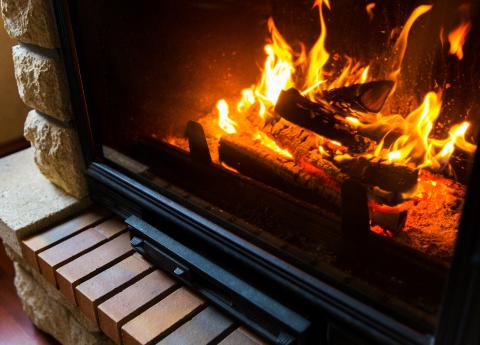 N'oubliez pas de ramoner votre cheminée avant de rallumer le feu !
