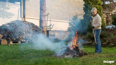 Seules les communes ne bénéficiant pas de ramassage des végétaux et qui sont éloignées des déchetteries peuvent autoriser le brûlage des déchets. © Janni Peut-on faire un feu dans son jardin ?