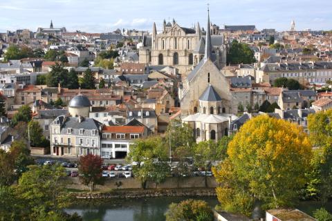 Poitiers : le prestige de la ville aux cent clochers