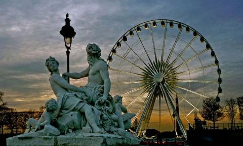 Paris : un hôtel dans une grande roue, installé sur la Seine ?