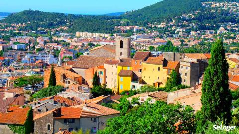 À Hyères, les biens immobiliers ne restent pas bien longtemps sur le marché. © Margarita Hintukainen – Shutterstock « La crise sanitaire a confirmé l’attractivité de la ville d’Hyères »